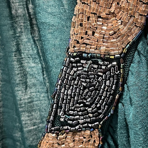 🛑 Teal Short-Sleeved Top with a V-Neck and Beaded Embellishment - Picture 4 of 7